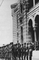Drapeau frappé de la croix-gammée hissé sur l’Hôtel de ville de Sarajevo après que les forces allemandes se furent emparés de la ville. Sarajevo, Yougoslavie, 16 avril 1941.