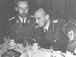 Le Reichsführer SS Heinrich Himmler (à gauche) et Hans Frank, qui était à la tête du Gouvernement général en Pologne occupée. Cracovie, Pologne, 1943.