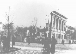 Kristallnacht (“Kırık Camlar Gecesi”) pogromunda yıkılan Boerneplatz sinagogunun kalan son duvarı. Seyirciler, sinagog kalıntılarının parçalara ayrılıp kaldırılmasını izliyor. Frankfurt am Main, Almanya, Ocak 1939.