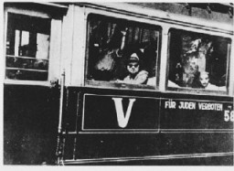 Tranvía en Belgrado con un cartel que dice "Prohibido para judíos". Belgrado, Yugoslavia, 1941-1942.