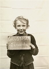 Una ragazza viene fotografata nel centro di Kloster Indersdorf per rintracciare familiari sopravvissuti. Queste fotografie, sia di bambini ebrei che non-ebrei, vennero pubblicate sui diversi giornali per facilitare la riunificazione delle famiglie. Germania, dopo il maggio 1945.