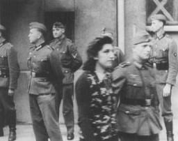 Симона Шлосс, еврейская участница французского Сопротивления, под конвоем после Германского военного трибунала в Париже, приговорившего ее к смерти. Она была казнена 2 июля 1942 года. Париж, Франция, 14 апреля 1942 года.