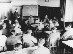 Alemães assistindo uma aula de teoria racial. Alemanha, data incerta.