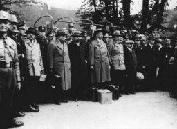 Группа германских социалистических лидеров, доставленных под конвоем штурмовиков СА в Кислау, один из первых концентрационных лагерей. Руководитель местного отделения Социал-демократической партии Людвиг Марум — четвертый слева в ряду новоприбывших. Кислау, Германия, 16 мая 1933 года.