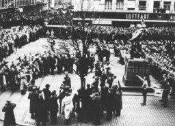 Fascistas daneses demuestran su solidaridad con la ocupación alemana. El mitin terminó en peleas callejeras. Copenhague, Dinamarca, noviembre de 1940.