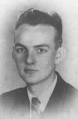 Hieronim Sabala (conhecido como "Flora"), um membro da "Gray Columns" (Colunas Cinza - nome em código para os escoteiros secretos do movimento de resistência polonês). Varsóvia, Polônia, 1939.