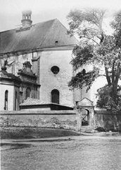 صورة من الفترة بعد الحرب نرى فيها كنيسة قرية خيلمنو. حُبس اليهود في هذه الكنيسة قبل نفيهم إلى محتشد خيلمنو. خيلمنو, بولندا, يونيو 1945.