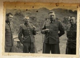 De izquierda a derecha: Doctor Josef Ménguele, Rudolf Höss, Josef Kramer, y un soldado no identificado.