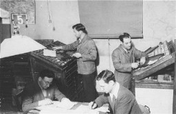 Réfugiés juifs travaillant sur un journal au camp de personnes déplacées de Zeilsheim. Allemagne, entre 1945 et 1948.