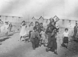 Mulheres e crianças ciganas (Romani) aprisionadas no campo transitório de Rivesaltes. França. Foto do início de 1942.