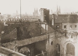 Vista da antiga sinagoga de Aachen após sua destruição durante a Noite dos Cristais.  Aachen, Alemanha; foto tirada por volta do dia 10 de novembro de 1938.