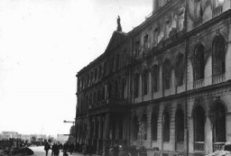 Las fuerzas alemanas ocuparon Riga a comienzos de julio de 1941. Aquí se evidencian los daños producidos por la guerra en la ciudad de Riga, en las áreas ennegrecidas alrededor de las ventanas del edificio. Riga, Letonia, agosto de 1941.
