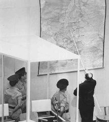 المتهم أدولف أيشمان يشير إلى مدينة دانسيخ (غدانسك) على خريطة خلال محاكمته في القدس. إسرائيل, 18 يوليو 1961.