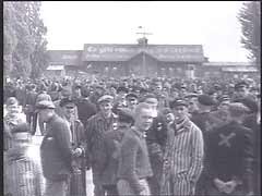 O campo de concentração de Dachau, a noroeste de Munique, na Alemanha, foi o primeiro campo de concentração regular estabelecido pelos nazistas (1933). Doze anos depois, em 29 de abril de 1945, forças armadas norte-americanas liberaram o campo e encontraram cerca de 30.000 prisioneiros morrendo de inanição. Aqui, vê-se os soldados do Sétimo Exército dos EUA a documentar as condições do campo. Eles também obrigaram cidadãos alemães [da vizinhança] a visitarem o campo e a encararem as atrocidades cometidas pelos seus compatriotas nazistas.