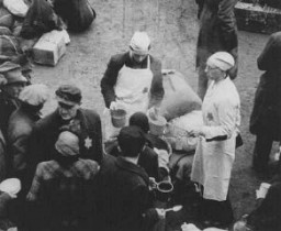 یهودیان هلندی که به تازگی وارد گتوی ترزین اشتاد شده اند. چکوسلواکی، فوریه 1944.