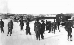 Des troupes allemandes et des bombardiers sur un aérodrome improvisé au cours de la bataille de Norvège, 3 mai 1940.