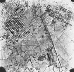 Foto Auschwitz II (Birkenau) yang diambil dari udara. Polandia, 21 Desember 1944.