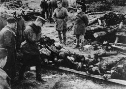 Au camp de concentration de Klooga, des soldats soviétiques examinent les cadavres de victimes abandonnés par les Allemands en déroute. Klooga, Estonie, septembre 1944.