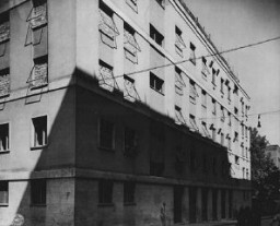 Edificio en Roma que se utilizó como sede de la Gestapo (la policía secreta del estado alemán) durante la ocupación alemana. Esta fotografía se tomó después de que las fuerzas estadounidenses liberaron la ciudad. Roma, Italia, junio de 1944.