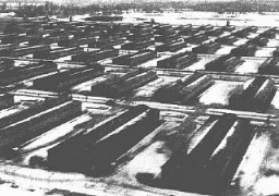 Barak-barak di dalam kamp Auschwitz-Birkenau. Foto ini diambil setelah kamp tersebut dibebaskan. Auschwitz-Birkenau, Polandia, setelah 29 Januari 1945.