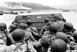 À bord de barges, les troupes d'assaut  s'approchent d'Omaha Beach le jour du Débarquement. Normandie, France, 6 juin 1944.