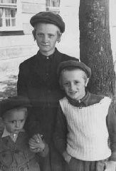 Tres niños judíos en el campo de personas desplazadas de Feldafing. Feldafing, Alemania, 1946-1947.