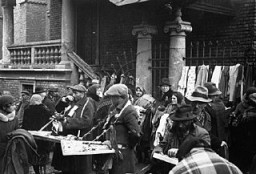 ستارہ سناگاگ کے سامنے واقع ایک بیرونی منڈی میں یہودی خوانچہ فروش اپنا سامان بیج رہے ہیں۔ کراکاؤ، پولینڈ، 1936