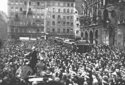 Una gran multitud se reúne frente al Rathaus para escuchar las exhortaciones de Julius Streicher durante el Putsch de la Cervecería, el primer intento fallido de Hitler de tomar el poder. Múnich, Alemania, noviembre de 1923.