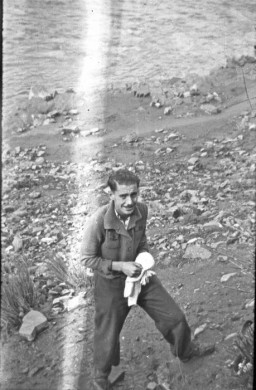 Sami Dorra au travail sur un barrage dans le camp de travail d'Im-Fout, situé à moins de cent kilomètres au sud-ouest de Casablanca. Un groupe d'ouvriers étrangers y vivaient. Im-Fout, Maroc, 1941-42. 