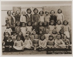 Une classe de jeunes filles de l'école d'Oradour. Tous les enfants présents sur cette photographie ont été tués par les SS pendant le massacre du 10 juin 1944. Oradour-sur-Glane, France, photographie prise entre 1942 et 1943.