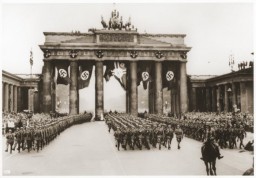 Las primeras tropas alemanas que vuelven de las conquistas de Polonia y Francia marchan por la Puerta de Brandenburgo. Berlín, Alemania, julio de 1940.
