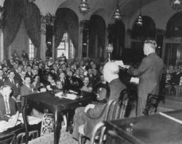El Congreso Judío Estadounidense mantiene una sesión de emergencia luego de la llegada nazi al poder y la seguida toma de medidas antisemitas. Estados Unidos, mayo de 1933. Cortesía de Sheila Tenenbaum.