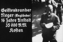 Diapositiva tomada de una película nazi de propaganda, promocionando "eutanasia" y preparada para las Juventudes Hitlerianas. La leyenda dice: "Negro, enfermo mental (inglés) 16 años en una institución costando 35.000 RM [Reichsmarks]". Lugar y fecha incierta.