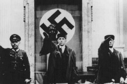 Roland Freisler (centro), presidente da Volk Court, i.e., Corte Popular, faz a saudação nazista durante o julgamento dos conspiradores que, em julho de 1944, tentaram assassinar Hitler. Sob a liderança de Freisler, a Corte condenou milhares de alemães à morte. Berlim, Alemanha. 1944