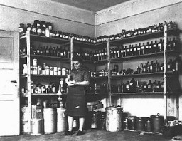 Pharmacie du Joint (l’American Jewish Joint Distribution Committee, organisation caritative juive américaine - JDC) dans le camp de personnes déplacées de Bergen-Belsen. Allemagne, 14 août 1947.