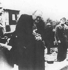 乌斯塔沙 (Ustasa)（克罗地亚法西斯主义者）集中营守卫命令一位将被射杀的犹太男子摘下戒指。 拍摄地点：南斯拉夫雅塞诺瓦茨 (Jasenovac) 集中营；拍摄时间：1941 年至 1945 年之间。