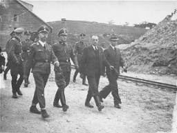 El jefe de las SS, Heinrich Himmler (primera fila, izquierda), y el comandante de Mauthausen, Franz Ziereis (segundo desde la izquierda), inspeccionan el campo de concentración de Mauthausen. Austria, 27 de abril de 1941.
