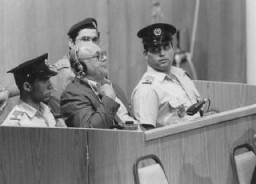 Подсудимый Джон Демьянюк крестится после оглашения ему смертного приговора. Иерусалим, Израиль, 25 апреля 1988 года.