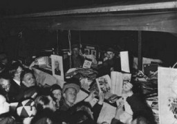 “Alman olmayan” addettikleri kitapların etrafında toplanan Alman öğrenciler. Kitaplar herkesin gözü önünde Berlin Opera Binası'nda yakılacaktır. 10 Mayıs 1933, Berlin, Almanya.