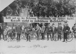 Cartel usado durante el boicot contra los judíos: "Ayuden a liberar a Alemania del capital judío. No compren en las tiendas judías". Alemania, 1933.