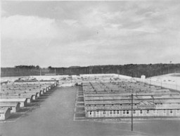 Vue extérieure des baraques du camp de concentration de Ravensbrück. Ravensbrück, Allemagne, entre mai 1939 et 19 avril 45.