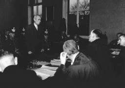 Eugen Bolz, membre de l’opposition catholique à Hitler, au cours de son procès devant le Volksgerichtshof (Tribunal du peuple). Il fut arrêté à la suite de la tentative d’assassinat contre Hitler en juillet 1944 et fut exécuté à la prison berlinoise de Ploetzensee le 23 janvier 1945.