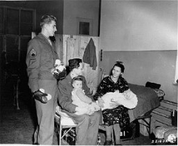 Des représentants de l’armée américaine et du Joint Distribution Committee (organisation caritative juive américaine - JDC) distribuent du lait aux réfugiés. Vienne, Autriche, 26 octobre 1945.