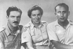 Zvi Ben-Yaakov (left) and Haviva Reik (center), Jewish parachutists under British command. Their mission was to aid the Jews in Czechoslovakia, where they were caught by the Nazis and executed. Palestine, before September 1944.