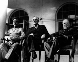 ژوزف استالین رهبر شوروی (چپ)، رئیس جمهور امریکا، فرانکلین روزولت (وسط)، و نخست وزیر بریتانیا، وینستون اس چرچیل (راست) در کنفرانس تهران. تهران، ایران، بین ۲۸ نوامبر و ۱ دسامبر ۱۹۴۳.