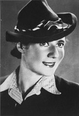 Довоенный портрет Алы Гартнер, которая позднее стала узницей Освенцима. Она принимала участие в лагерном движении сопротивления и была повешена за то, что помогала доставать взрывчатку, которой заключенные Освенцима взорвали крематорий №4. Бедзин, Польша, 1930-е годы.