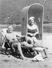 Los padres de Sophie, Daniel y Laura Schwarzwald, fotografiados en una playa en Zalischyky (Polonia), poco después de casarse. Polonia, 1935