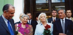 Elie Wiesel con su esposa Marion y el presidente Ion Iliescu, en Sighet, tras la presentación del Informe Final de la Comisión Internacional sobre el Holocausto en Rumania.