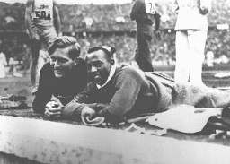 Los atletas Jesse Owens, de Estados Unidos (derecha) y Lutz Long, de Alemania, en el Estadio Olímpico. Berlín, Alemania, 1936.