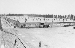 Vue des baraques des détenus peu après la libération du camp de concentration de Dachau. Dachau, Allemagne, 3 mai 1945.